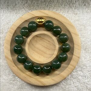 Elegant Green Beaded Bracelet with Gold Accent